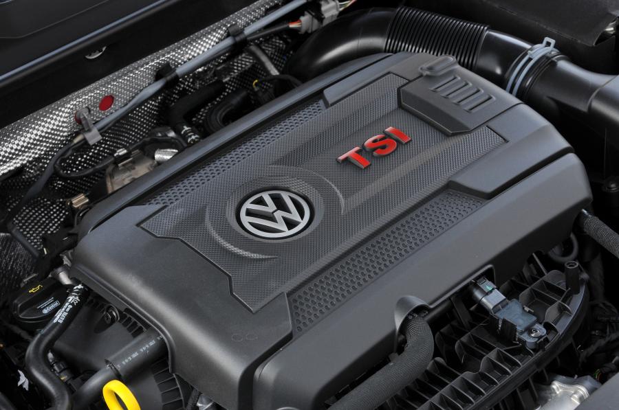 Моторный отсек Volkswagen Golf GTI Clubsport Edition 40 2016 года  (UK) (фото 11 из 30)